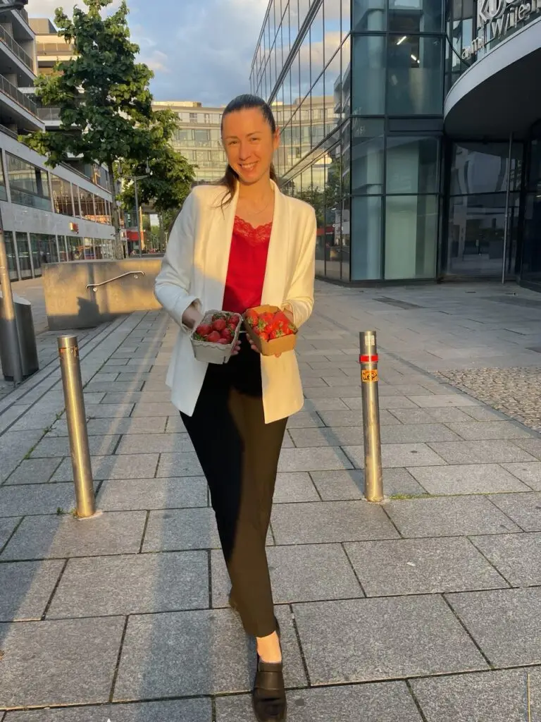 Александра — консультант по питанию HealthNest с ягодами клубники, символом натурального и здорового питания